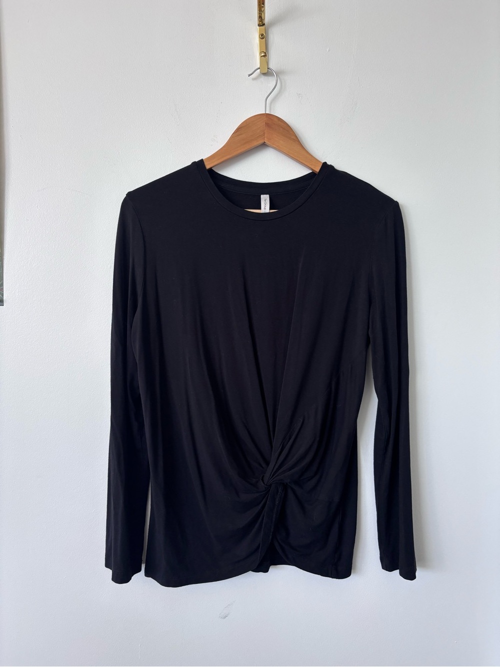 Aritzia Babaton “The Group” knotted black tee